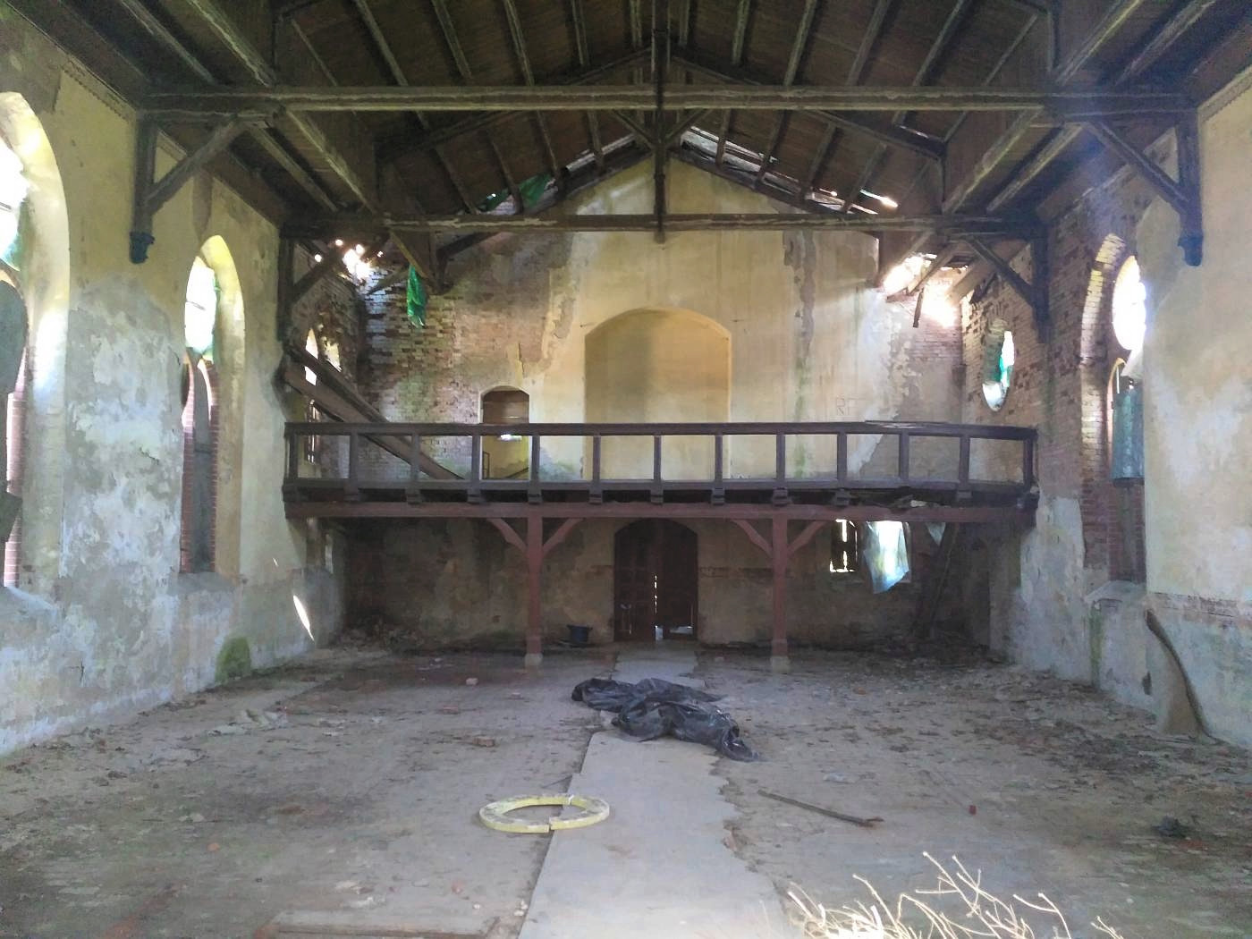Opuszczony kościół w Pogódkach - wnętrze